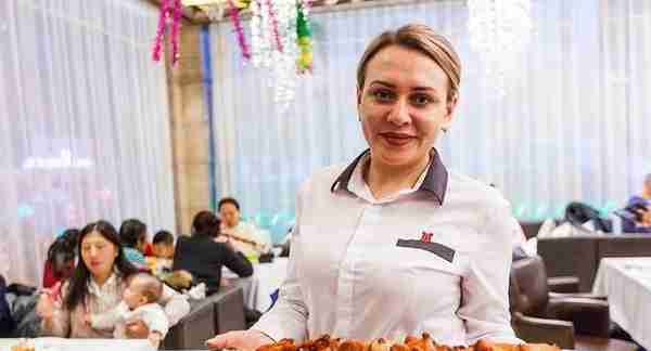 俄罗斯服务员挣得多 月薪高达10万卢布