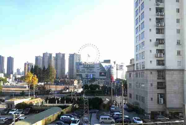 评点上海大悦城摩天轮的观感：南面风景好，却面向北面的棚户区
