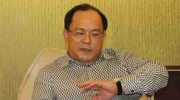 他是一位归国企业家，福州东江滨一带最大的开发商
