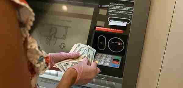 警惕！ATM机吞卡扣钱骗局曝光，已有多人中招