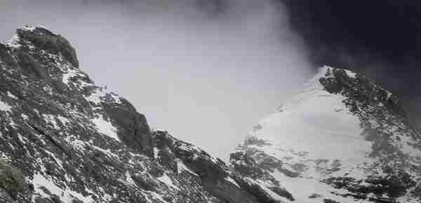 “珠峰崩裂之年”：地球“第三极”珠峰上的生与死