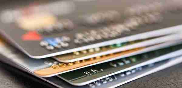 信用卡提现1万元1年后还款，还款利率最高达20％，切忌乱用信用卡