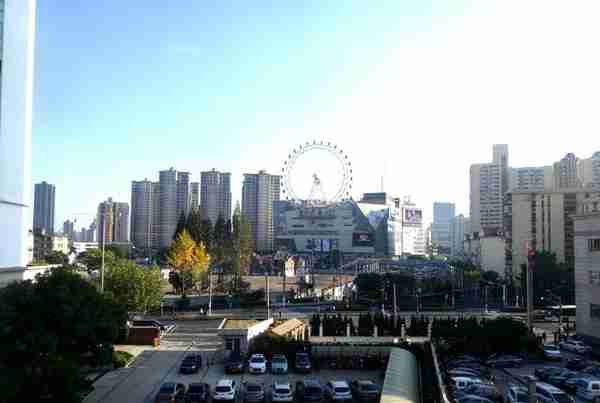 评点上海大悦城摩天轮的观感：南面风景好，却面向北面的棚户区