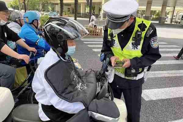 非机动车闯红灯，全责！上海警方公布4起典型案例