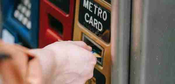 警惕！ATM机吞卡扣钱骗局曝光，已有多人中招