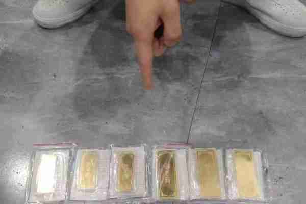 重庆警方打掉一“洗钱”团伙：刷卡买黄金后低价出售获取现金