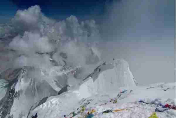 “珠峰崩裂之年”：地球“第三极”珠峰上的生与死