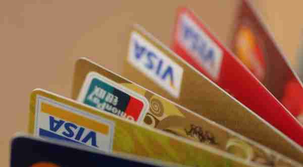 多家银行调整信用卡持卡数量上限，透露出了什么信号？