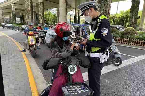 非机动车闯红灯，全责！上海警方公布4起典型案例