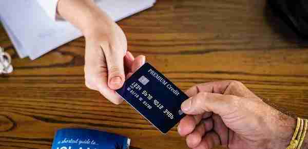 年轻人的第一张信用卡，办哪张比较好？我们帮你对比了这 4 家