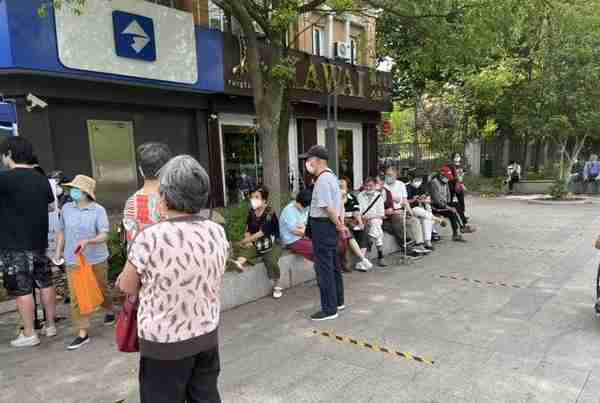 上海各大银行门庭若市？领养老金的老人在排队，大部分银行逐步恢复正常
