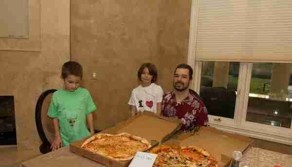 比特币披萨(第一笔比特币现实交易：8年前的今天，10000比特币买两披萨)