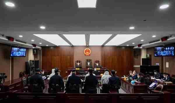 非法收受2.75亿元！温州银行原行长吴华一审被判死缓、终身监禁丨局外人