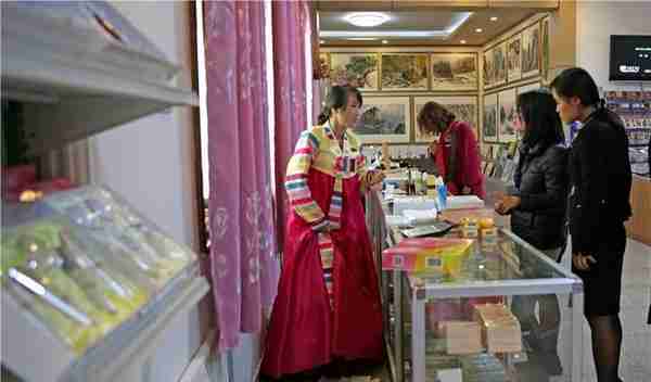 朝鲜平壤涉外商店：对中国游客只收人民币，可买回国有哪些商品？