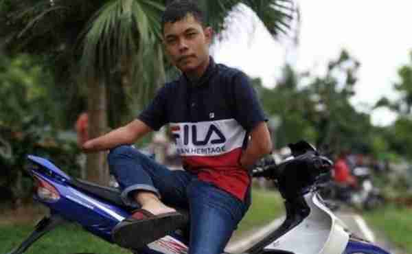 马来西亚的无手外卖小哥网上爆红，骑摩托车送货月入5000
