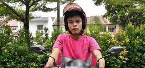 马来西亚的无手外卖小哥网上爆红，骑摩托车送货月入5000
