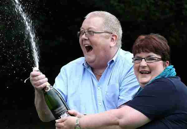 英国单名彩票持有人赢得1.22亿英镑大奖，可以买价值8000元一瓶的葡萄酒和18万元的花束来庆祝