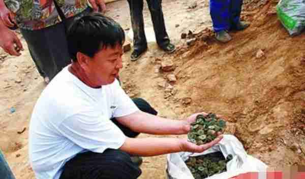 2009年陕西礼泉挖出两吨窖藏古钱，专家推测这是寺庙的香火钱