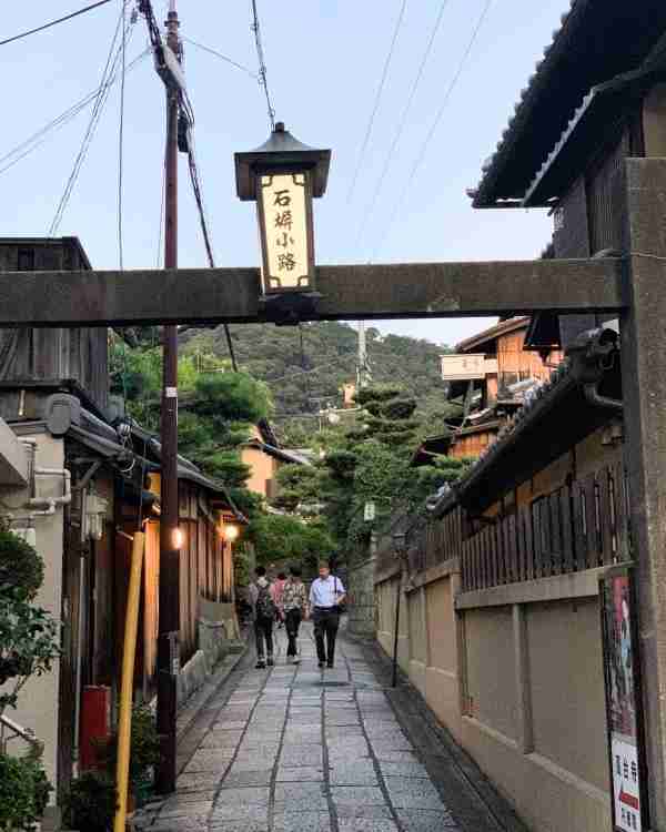 游客拍照太“放肆”，京都祇园发布禁拍令