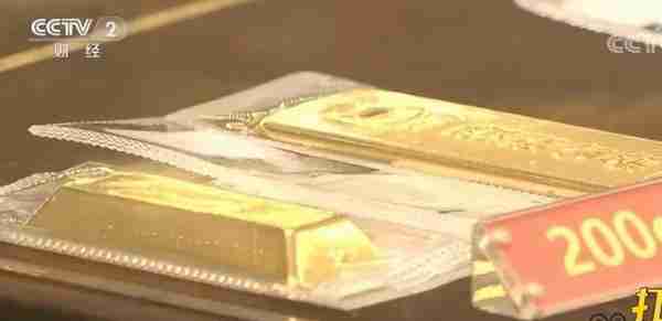 黄金价格近期一路狂飙，一枚金币涨了800元，人们排队变现！