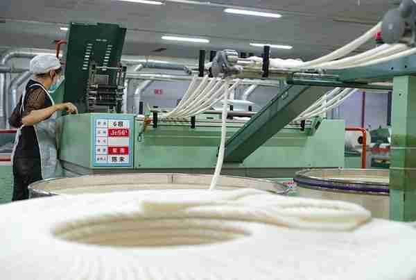 安徽五河：纺织企业生产忙