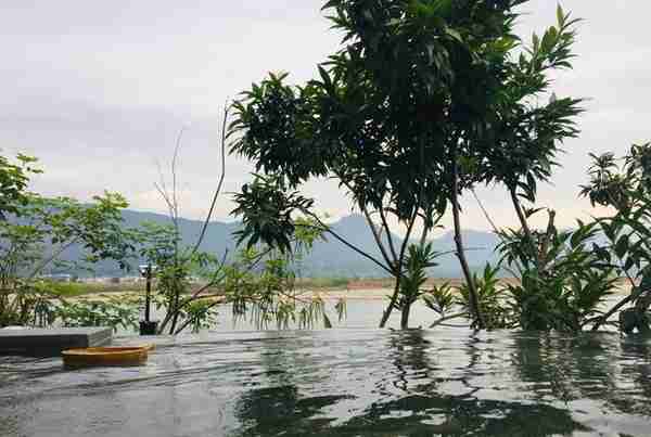 云南德宏 | 芒市遮放最美江边，热带雨林里的高颜值酒店温泉体验