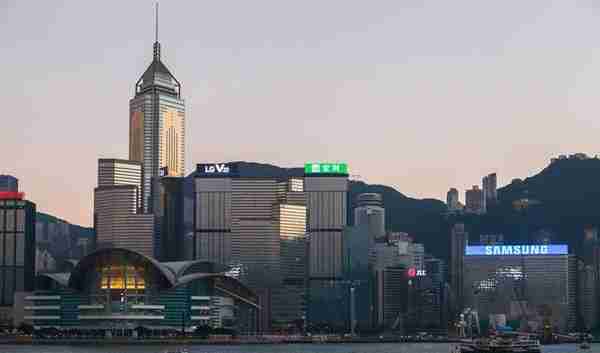 内地游客说分手，香港巨头13亿飞走，百亿代购产业惨遭关门大吉？