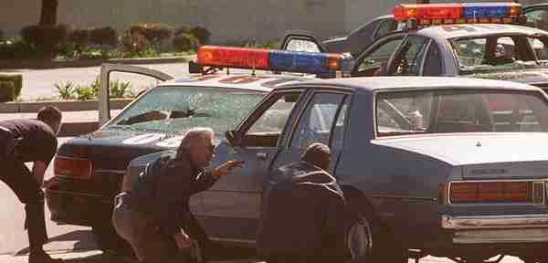 蟊贼持56冲与警方互射2000发，1997年美国北好莱坞银行劫案