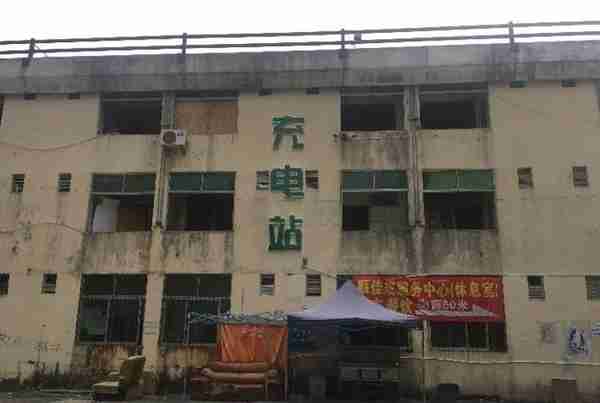 深圳旧改小区天台44米围墙倒塌砸毁13台车，小区经营活动叫停