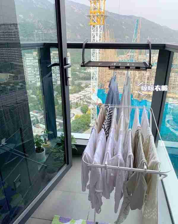香港90后夫妻，357万买下20㎡带阳台的“纳米楼”，网友：太难了
