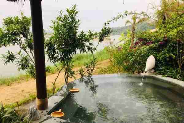 云南德宏 | 芒市遮放最美江边，热带雨林里的高颜值酒店温泉体验