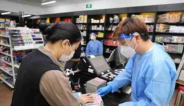 上海首家新华书店复业，部分银行网点恢复线下营业