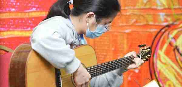 一把吉他拍出280万元“天价”，为何中国手工制琴师依然“痛并快乐着”？