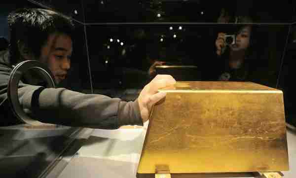 中国连续大幅增持美债，890吨黄金运抵中国，美国人抢购囤积金币