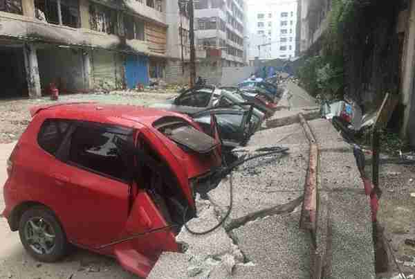 深圳旧改小区天台44米围墙倒塌砸毁13台车，小区经营活动叫停