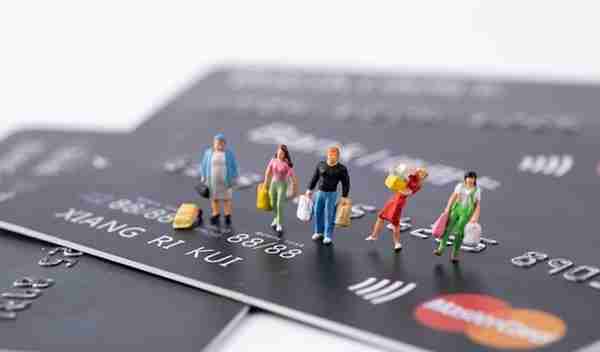 为什么有人用信用卡可以赚钱，有人却成了卡奴，信用卡是怎么玩的