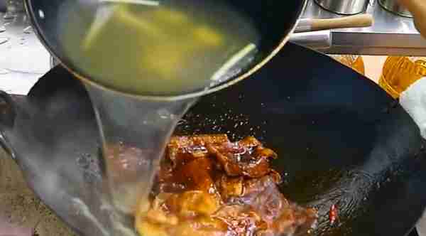 制作红烧把子肉，不要直接焯水，做好这几步，肉质香嫩无腥味