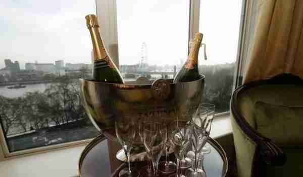 英国单名彩票持有人赢得1.22亿英镑大奖，可以买价值8000元一瓶的葡萄酒和18万元的花束来庆祝