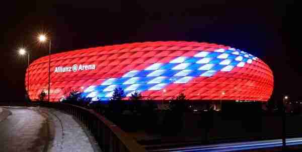 安联球场上演灯光秀，庆祝拜仁成立118周年