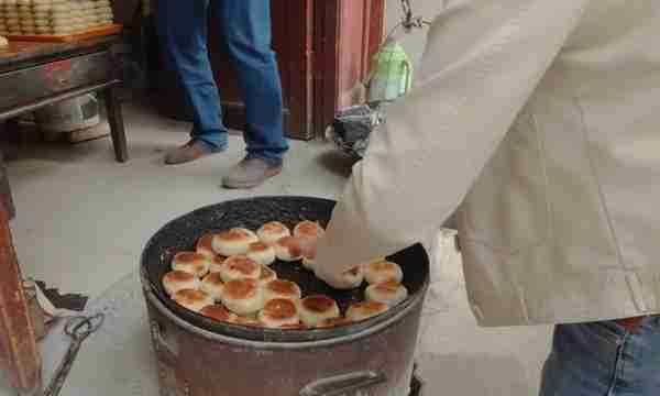 甘肃县城的土点心，两口子纯手工做了20年，1.2元1个出锅就抢光