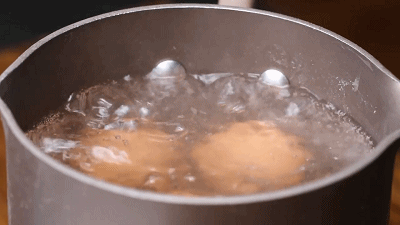 水煮荷包蛋时，为何总是散开有白沫？教你2招，荷包蛋滑嫩不粘锅