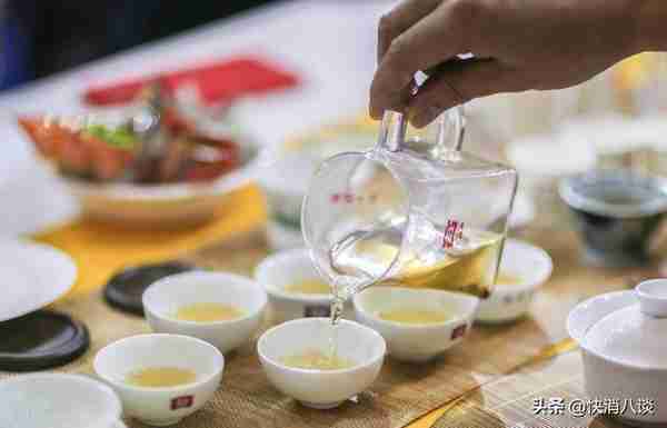 “茶王”一夜陨落，接班人成悬念，“茶茅”大益茶会变味吗？