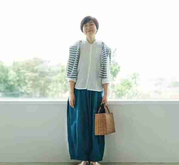 55岁的日本主妇上热搜，穿衣简单不复杂，个子矮微胖却还这么自信