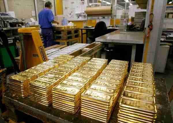 美联储收割自己人,将引爆美国债务危机,218吨黄金从欧美运抵中国