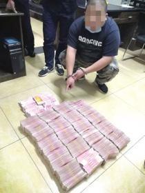男子深夜掏出150多张卡到ATM取钱！警方现场查获216.3万元