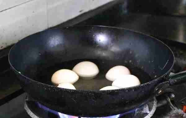 鸡蛋别再做老一套了，教你一种简单的新做法，外焦里嫩好吃下饭