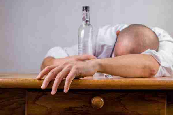 为啥劝你戒掉酒瘾？酒精会让人体发生10种变化，看完还想喝大酒吗