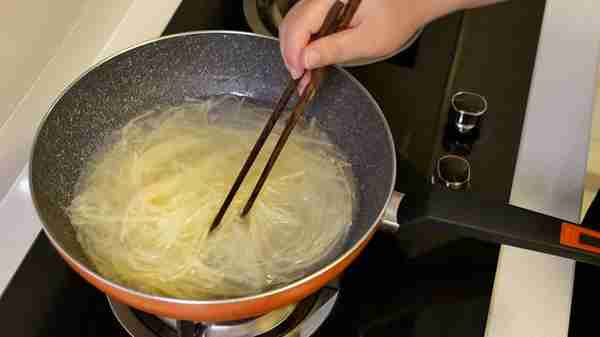 土豆丝怎么做好吃？大厨教你一道家常菜“炝拌土豆丝”，嘎嘎香