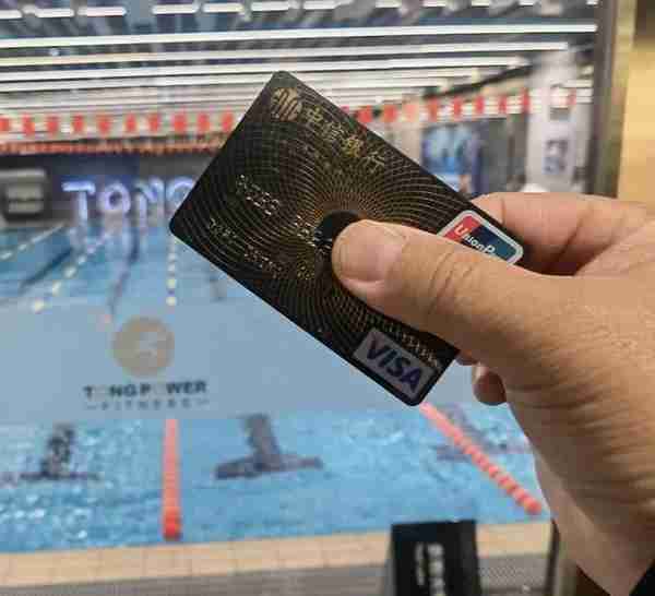 这张顶级信用卡，圆了我的“游泳梦”