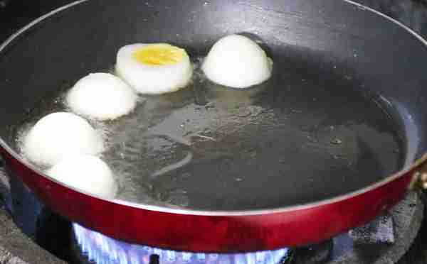 鸡蛋别再做老一套了，教你一种简单的新做法，外焦里嫩好吃下饭